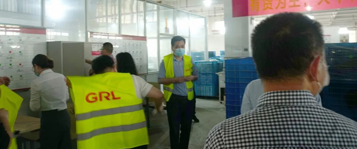 市領導穿戴警示服和耳塞